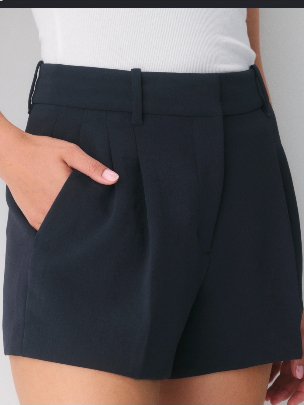 The effortless short in navy